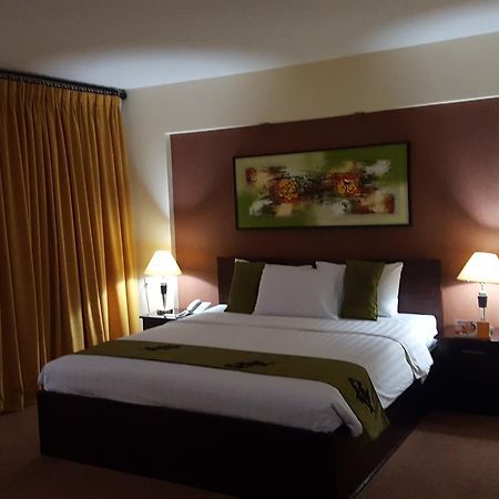 Grand Tembaga Hotel Timika Buitenkant foto