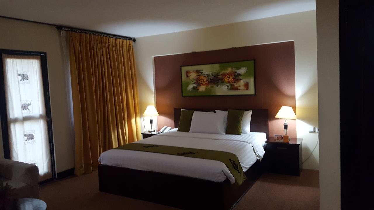 Grand Tembaga Hotel Timika Buitenkant foto