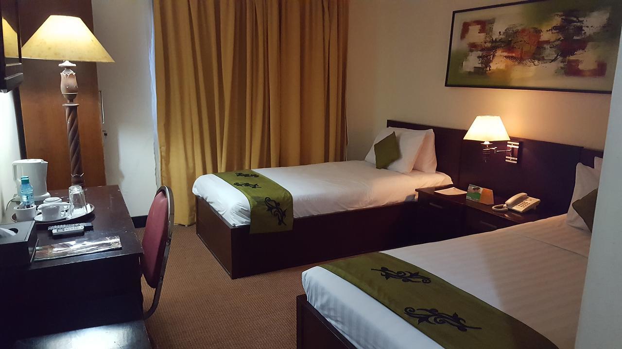 Grand Tembaga Hotel Timika Buitenkant foto