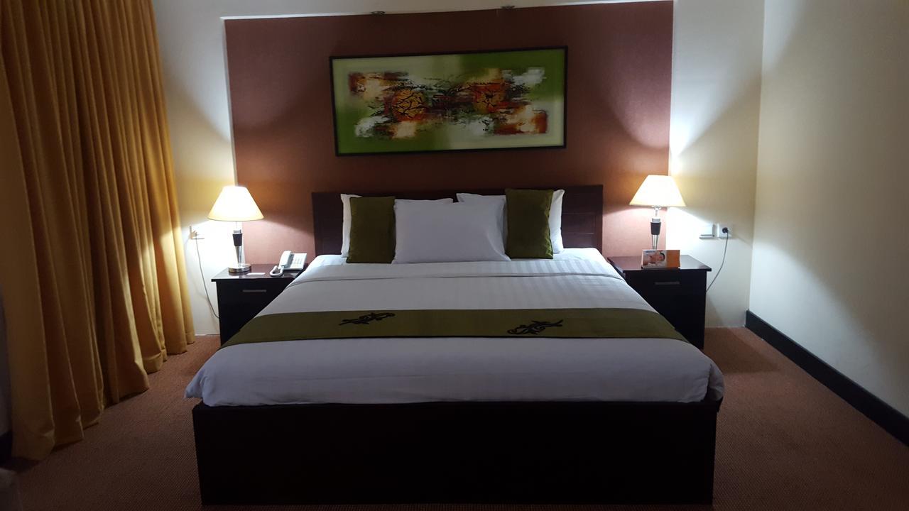 Grand Tembaga Hotel Timika Buitenkant foto