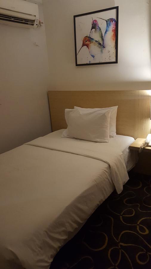 Grand Tembaga Hotel Timika Buitenkant foto