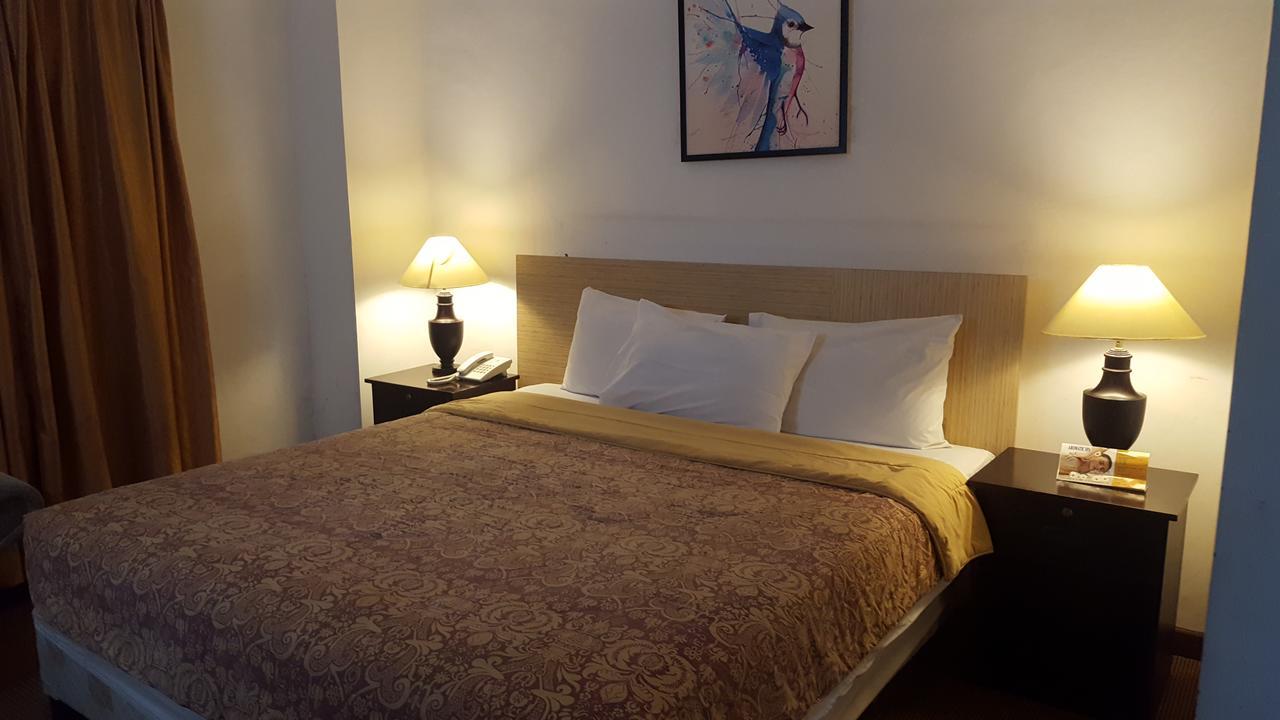 Grand Tembaga Hotel Timika Buitenkant foto